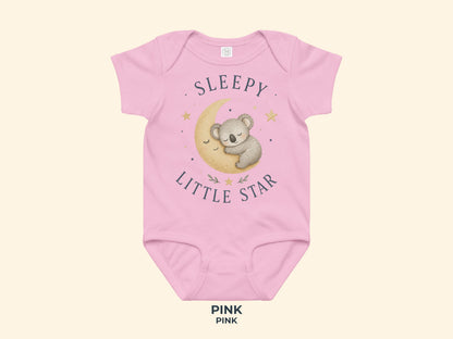Sleepy Little Star Koala Babybody in Pink – Produktansicht von Odd Hour Supply.
