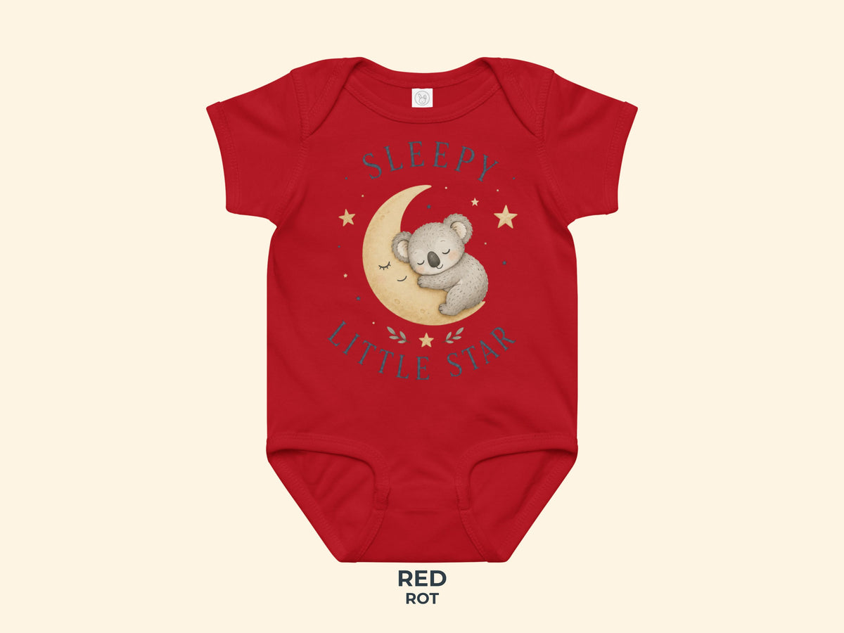 Sleepy Little Star Koala Babybody in Rot – Produktansicht von Odd Hour Supply.