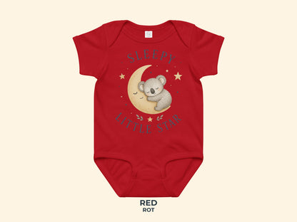 Sleepy Little Star Koala Babybody in Rot – Produktansicht von Odd Hour Supply.