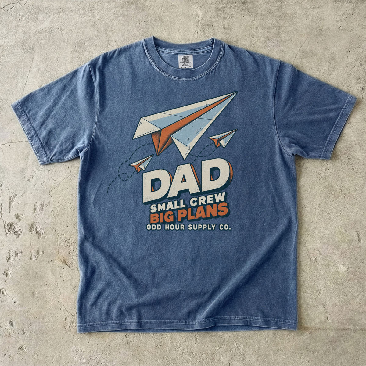 Comfort Colors 1717 T-Shirt in Denim mit drei Papierfliegern, gestrichelten Flugbahnen und der Aufschrift Dad Small Crew Big Plans.