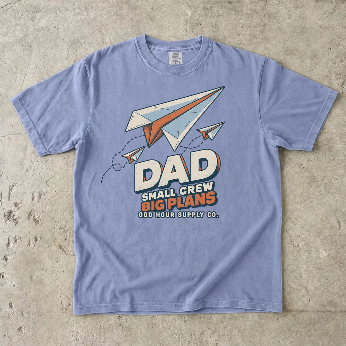 Comfort Colors 1717 T-Shirt in Ice Blue mit drei Papierfliegern, gestrichelten Flugbahnen und der Aufschrift Dad Small Crew Big Plans.