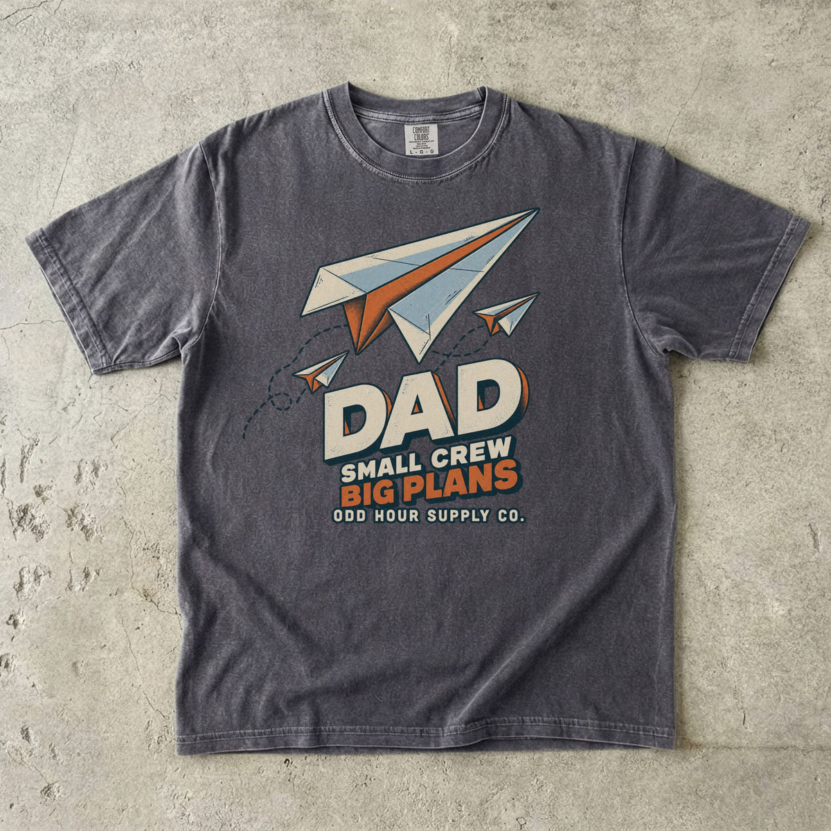 Comfort Colors 1717 T-Shirt in Pepper mit drei Papierfliegern, gestrichelten Flugbahnen und der Aufschrift Dad Small Crew Big Plans.