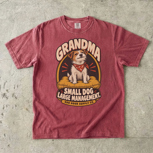 Comfort Colors 1717 T-Shirt in Brick mit Terrier auf senfgelbem Kissen, rotem Halstuch und der Aufschrift Grandma Small Dog Large Management.