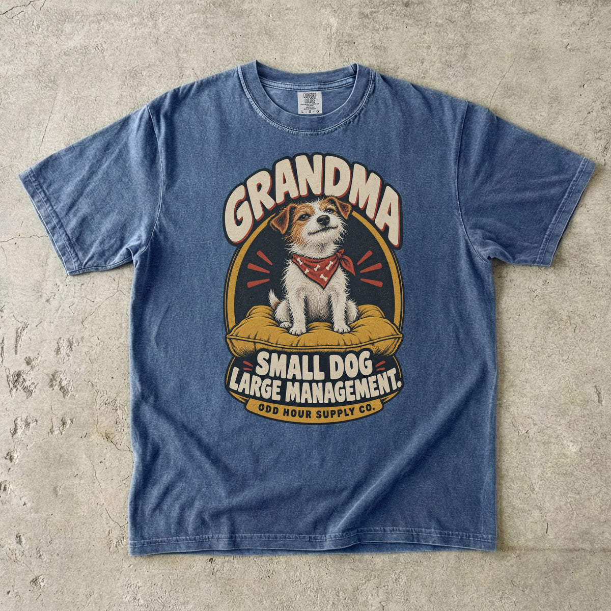 Comfort Colors 1717 T-Shirt in Denim mit Terrier auf senfgelbem Kissen, rotem Halstuch und der Aufschrift Grandma Small Dog Large Management.