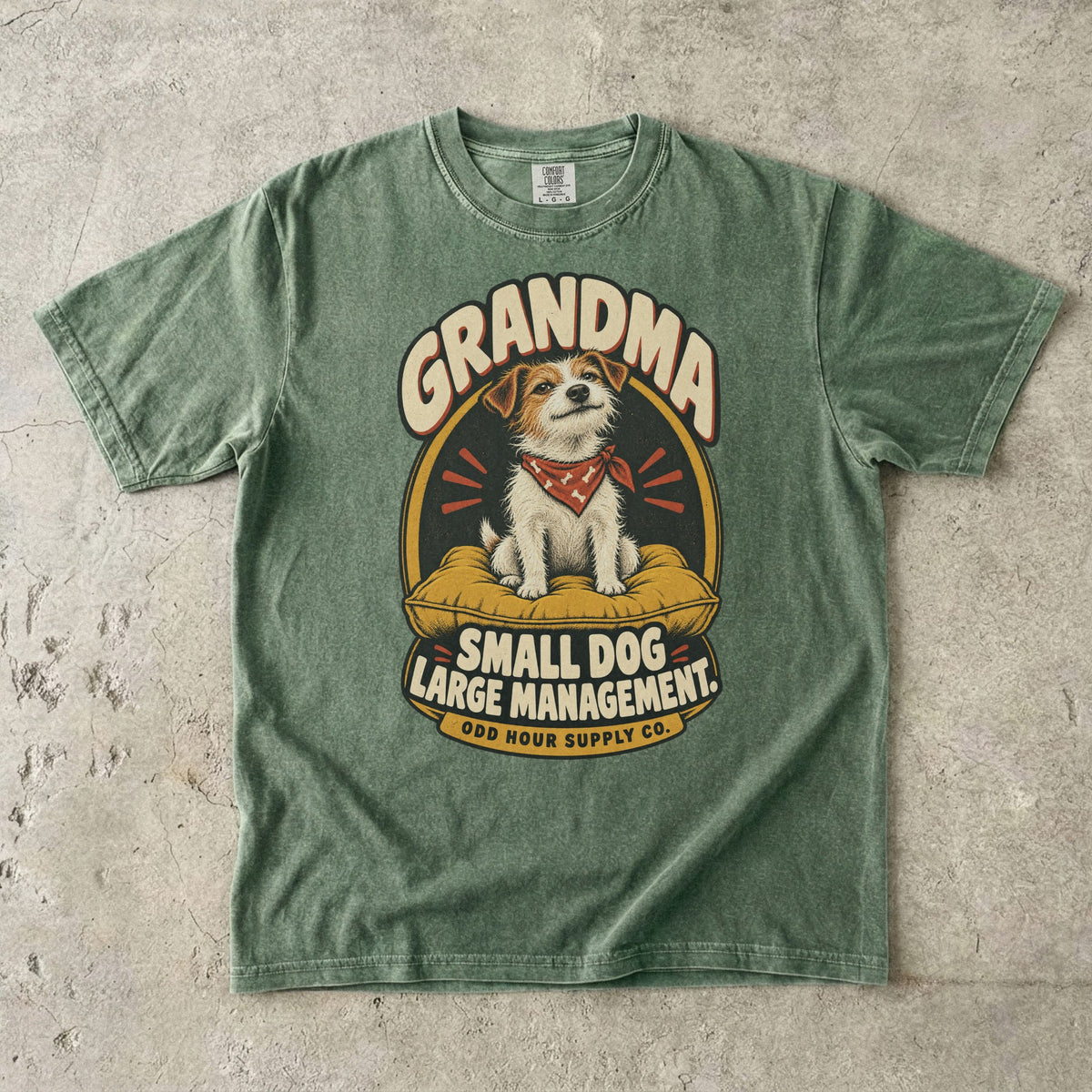 Comfort Colors 1717 T-Shirt in Moss mit Terrier auf senfgelbem Kissen, rotem Halstuch und der Aufschrift Grandma Small Dog Large Management.