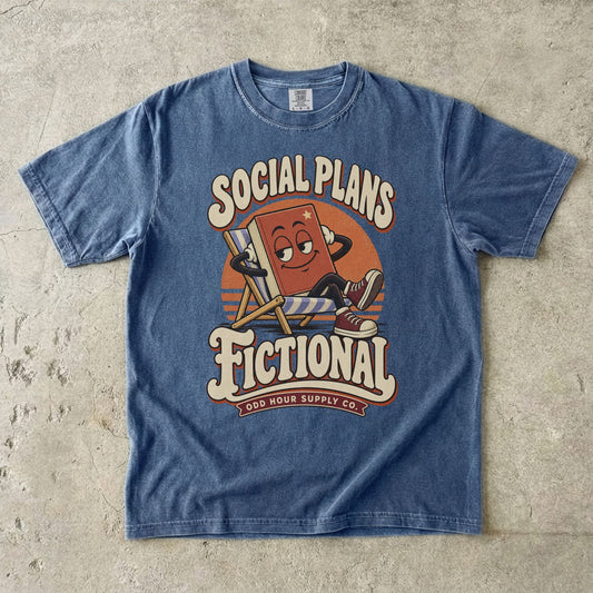 T-Shirt in Denim mit einem entspannten Buch im Liegestuhl und SOCIAL PLANS FICTIONAL von Odd Hour Supply Co.