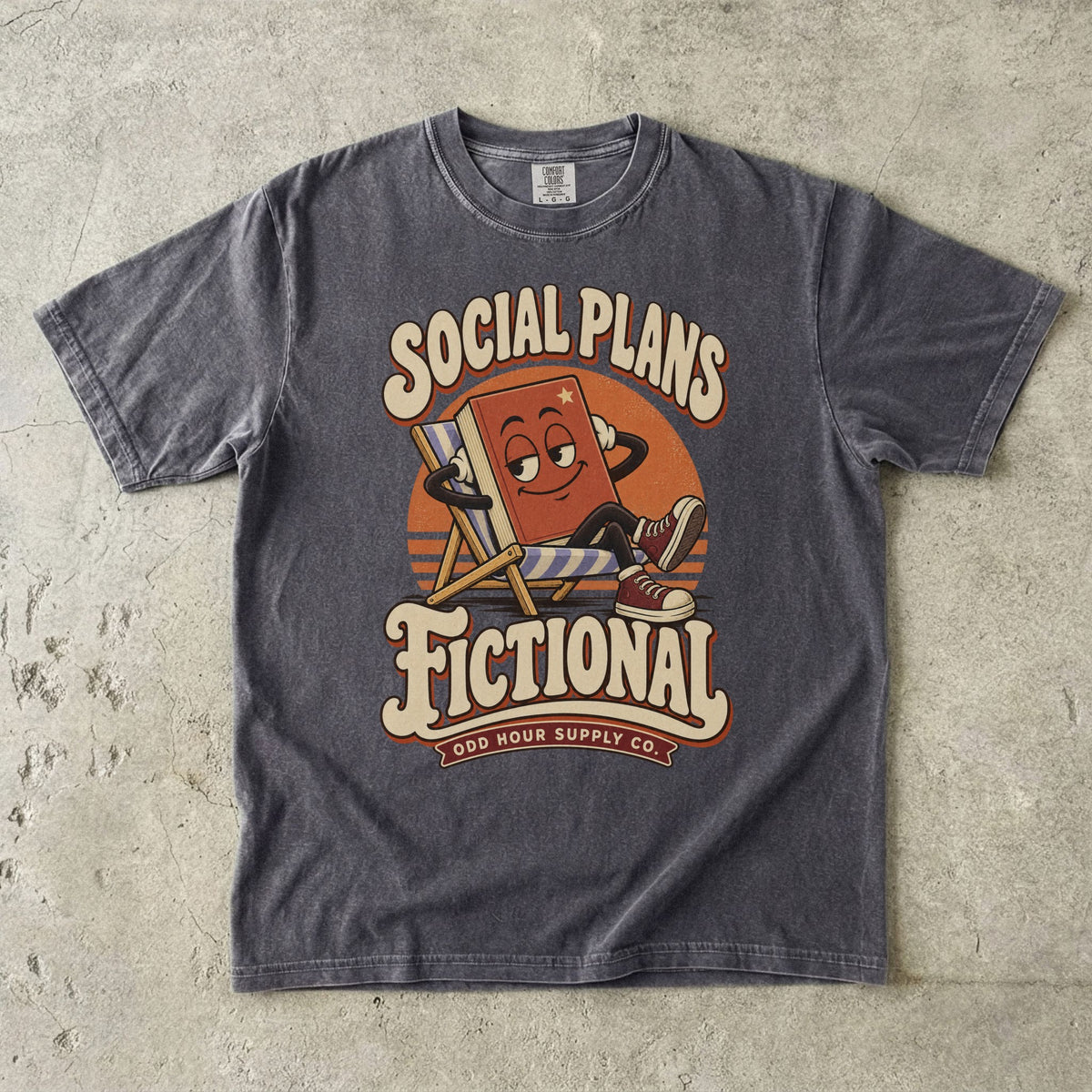 T-Shirt in Pepper mit einem entspannten Buch im Liegestuhl und SOCIAL PLANS FICTIONAL von Odd Hour Supply Co.