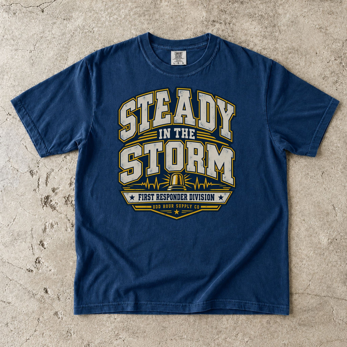 Comfort Colors 1717 T-Shirt in Navy mit Steady in the Storm College-Motiv, gelber Rundumleuchte, Pulslinien und First Responder Division Schriftzug.