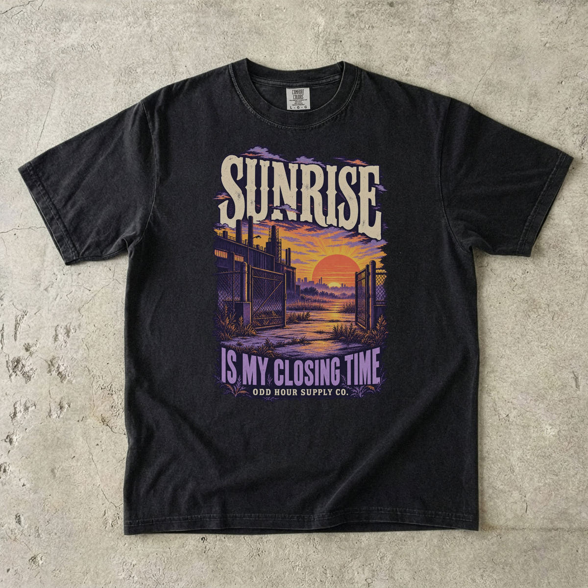 Schwarzes T-Shirt mit violett-orangefarbenem Sonnenaufgang und SUNRISE IS MY CLOSING TIME von Odd Hour Supply Co.