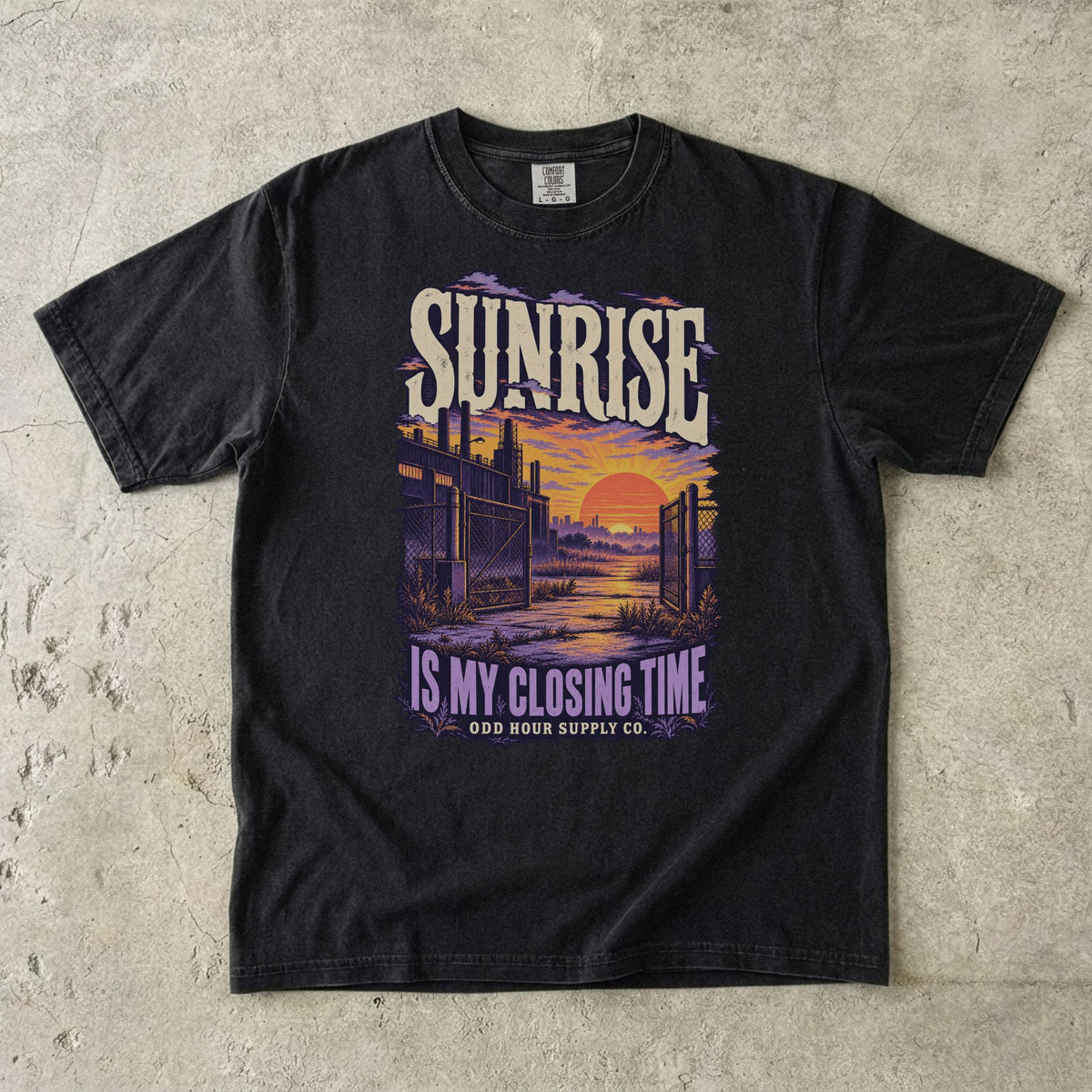 Schwarzes T-Shirt mit violett-orangefarbenem Sonnenaufgang und SUNRISE IS MY CLOSING TIME von Odd Hour Supply Co.