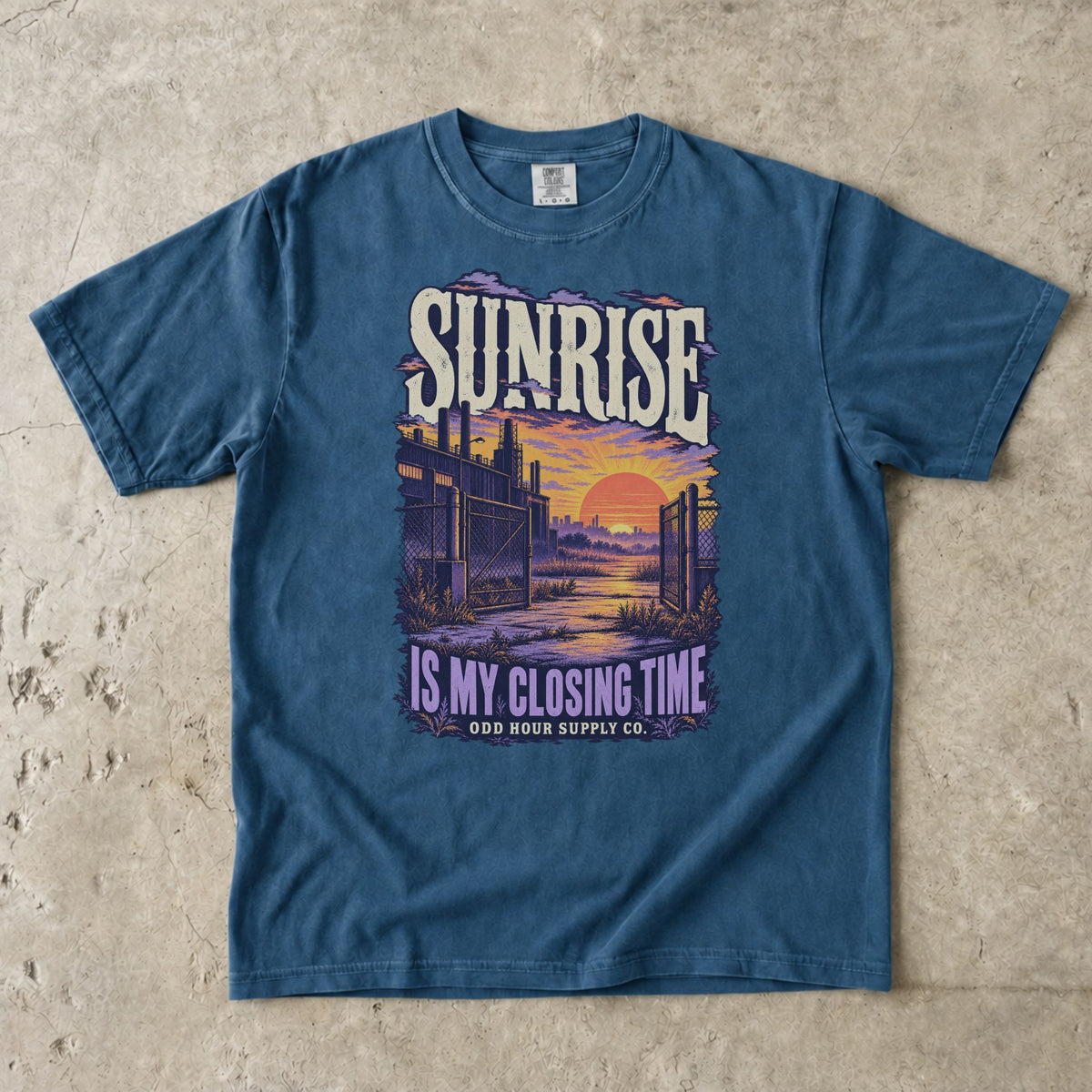 T-Shirt in Midnight mit violett-orangefarbenem Sonnenaufgang und SUNRISE IS MY CLOSING TIME von Odd Hour Supply Co.