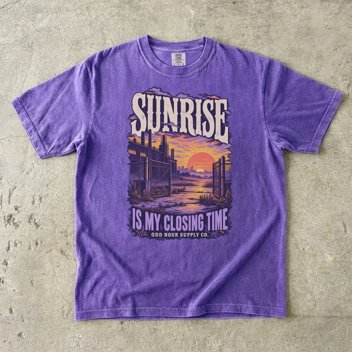 T-Shirt in Violet mit violett-orangefarbenem Sonnenaufgang und SUNRISE IS MY CLOSING TIME von Odd Hour Supply Co.