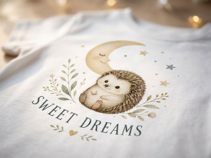 Sweet Dreams Igel Baby T-Shirt – Detailansicht von Odd Hour Supply.
