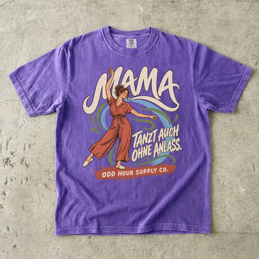 Comfort Colors 1717 T-Shirt in Violet mit dem Motiv „Mama – Tanzt auch ohne Anlass“ mit tanzender Frau, Vorderansicht