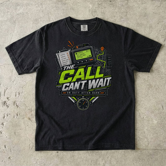 Comfort Colors 1717 T-Shirt in Black mit The Call Can't Wait Motiv, neongelber Schrift, Einsatzgerät, Routenkarte und Stoppuhr.