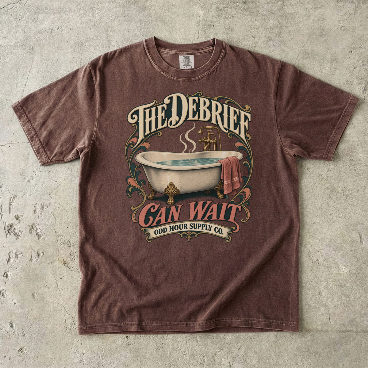 T-Shirt in Espresso mit Vintage-Badewanne, THE DEBRIEF CAN WAIT und geschwungenem Odd Hour Supply Co. Branding.