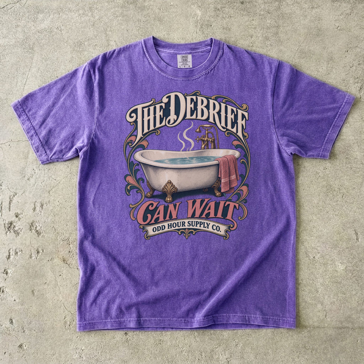 T-Shirt in Violet mit Vintage-Badewanne, THE DEBRIEF CAN WAIT und geschwungenem Odd Hour Supply Co. Branding.