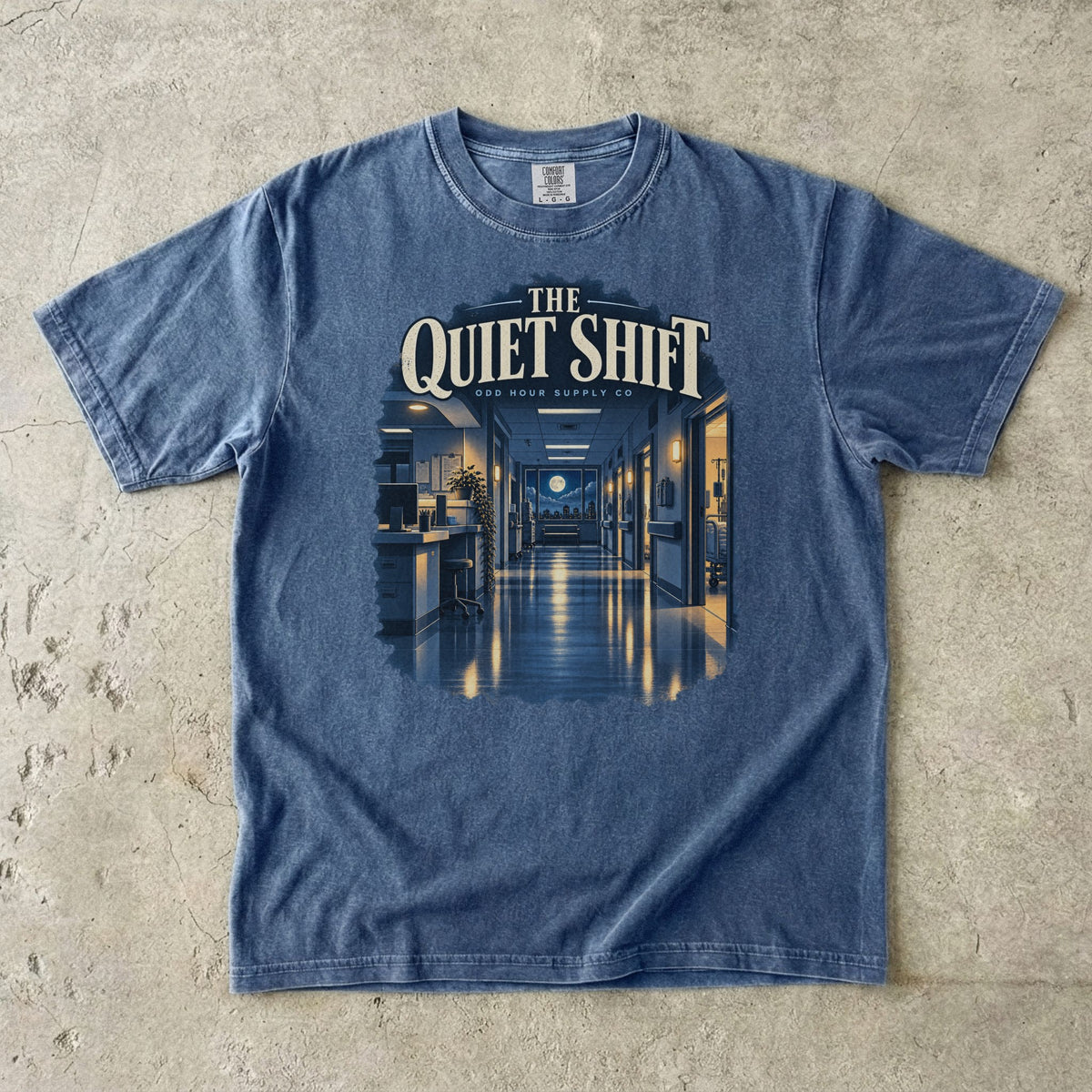 The Quiet Shift Krankenhausflur-Motiv auf einem Comfort Colors 1717 T-Shirt in Denim