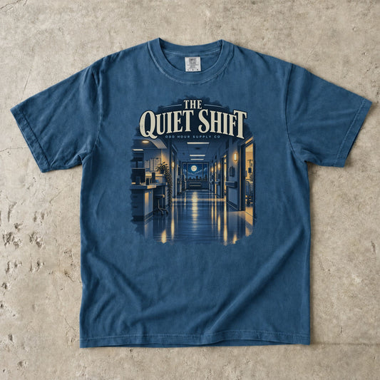 The Quiet Shift Krankenhausflur-Motiv auf einem Comfort Colors 1717 T-Shirt in Midnight