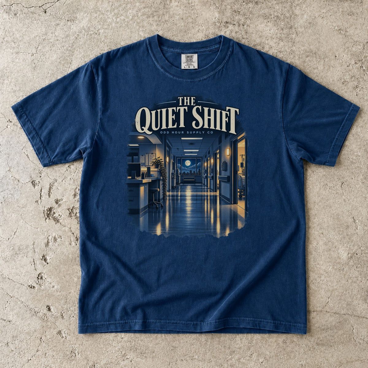The Quiet Shift Krankenhausflur-Motiv auf einem Comfort Colors 1717 T-Shirt in Navy