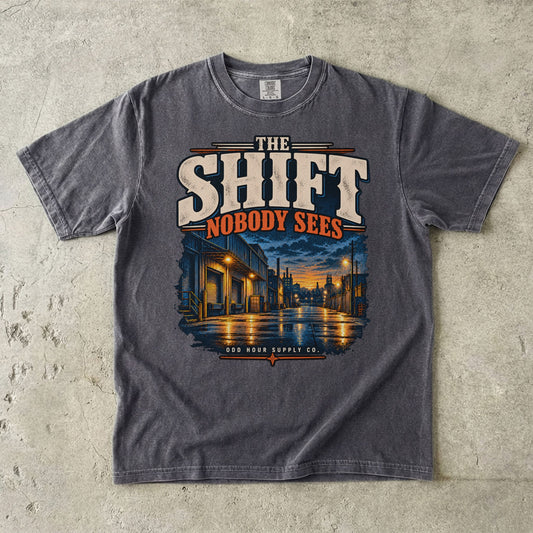 The Shift Nobody Sees T-Shirt in Pepper – Vorderansicht von Odd Hour Supply.