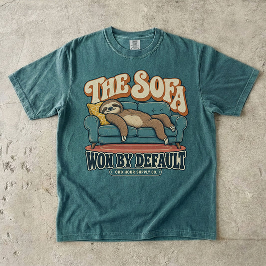 T-Shirt in Blue Spruce mit Faultier auf einem Sofa und THE SOFA WON BY DEFAULT von Odd Hour Supply Co.