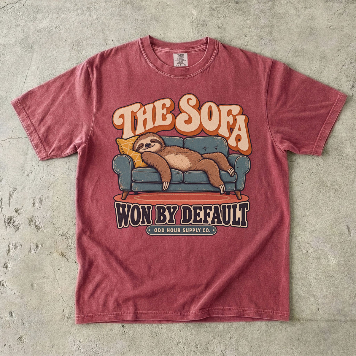 T-Shirt in Brick mit Faultier auf einem Sofa und THE SOFA WON BY DEFAULT von Odd Hour Supply Co.