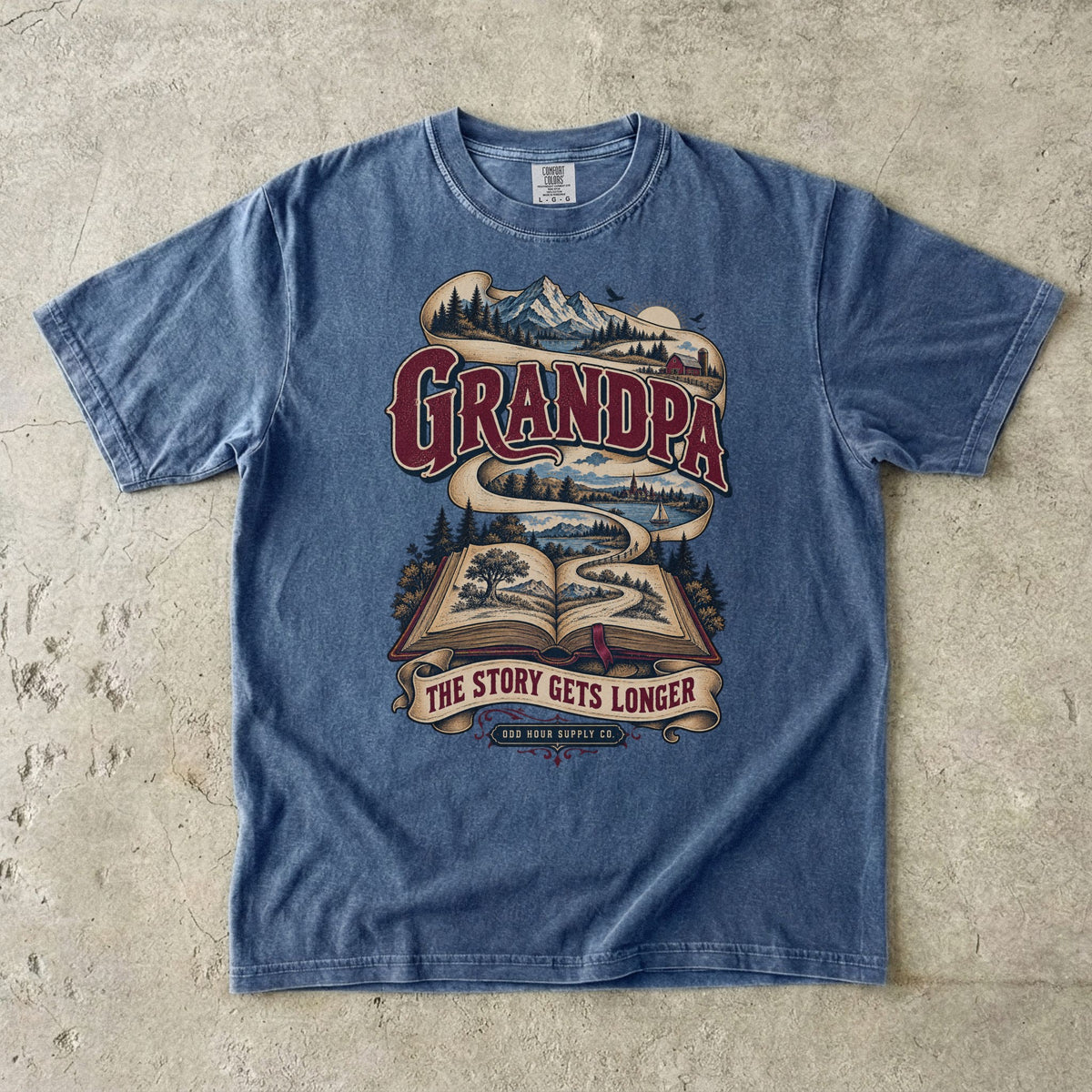 Denim-T-Shirt mit GRANDPA THE STORY GETS LONGER, offenem Buch und Landschaftsband von Odd Hour Supply Co.