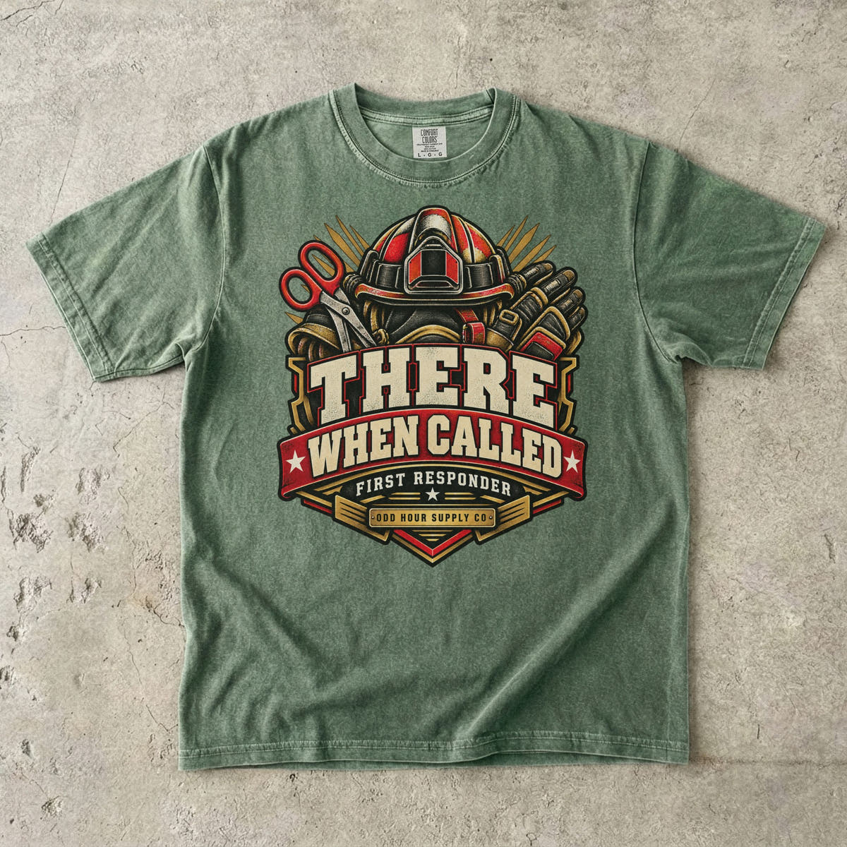 Comfort Colors 1717 T-Shirt in Moss mit There When Called Badge, Helm, Rettungsschere, Handschuhen und dunkelrotem Banner.