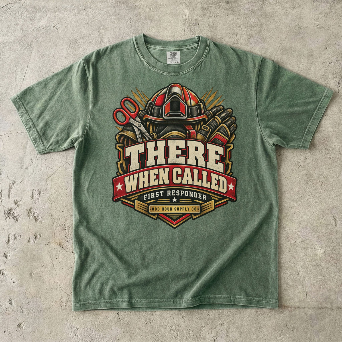 Comfort Colors 1717 T-Shirt in Moss mit There When Called Badge, Helm, Rettungsschere, Handschuhen und dunkelrotem Banner.