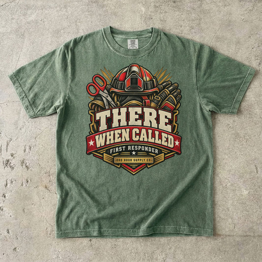 Comfort Colors 1717 T-Shirt in Moss mit There When Called Badge, Helm, Rettungsschere, Handschuhen und dunkelrotem Banner.