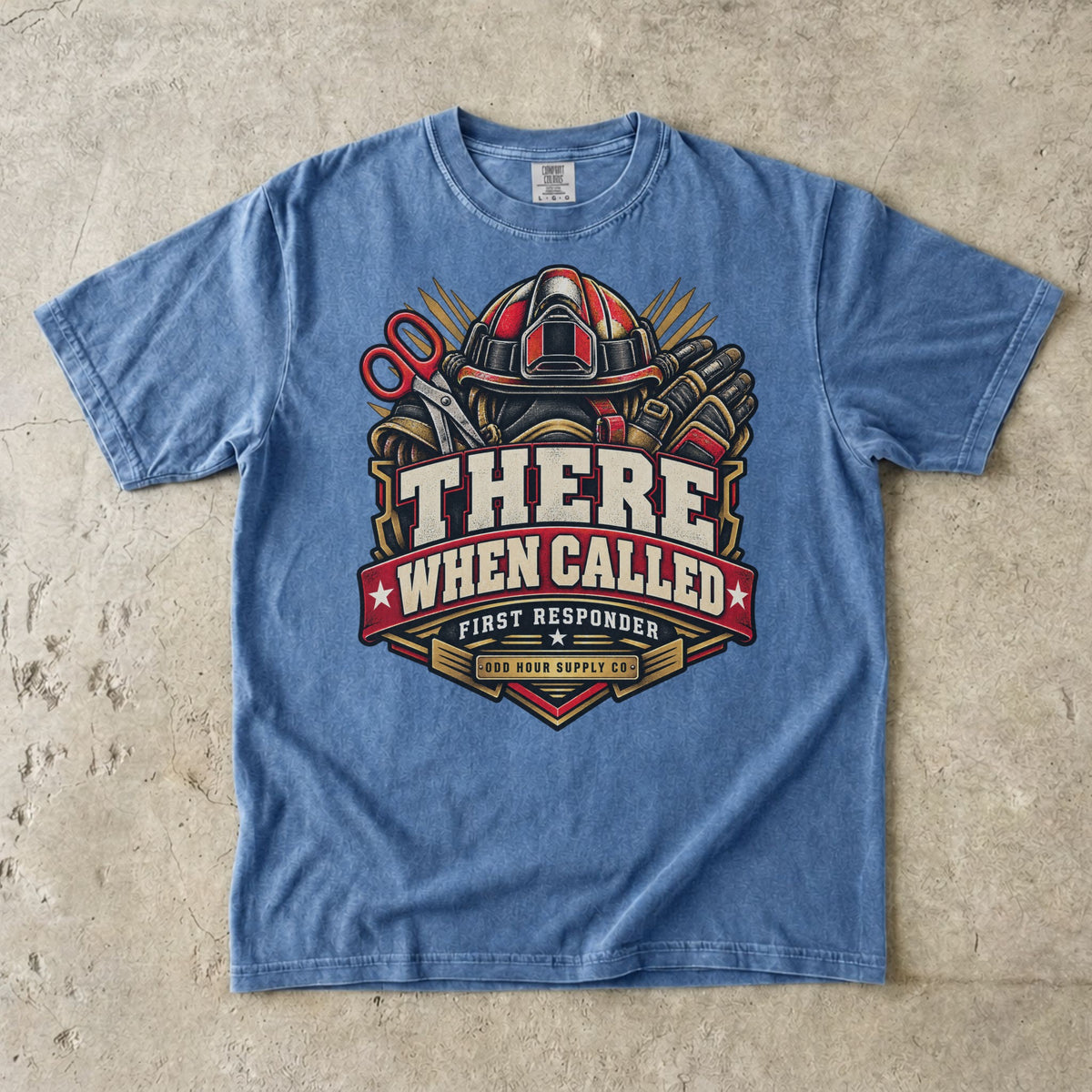 Comfort Colors 1717 T-Shirt in Washed Denim mit There When Called Badge, Helm, Rettungsschere, Handschuhen und dunkelrotem Banner.