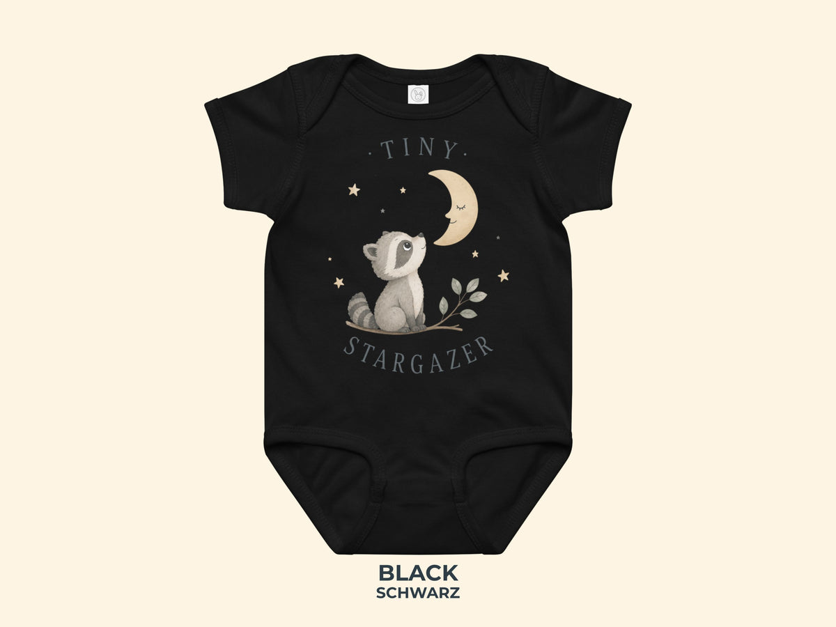 Tiny Stargazer Waschbär Babybody in Schwarz – Produktansicht von Odd Hour Supply.
