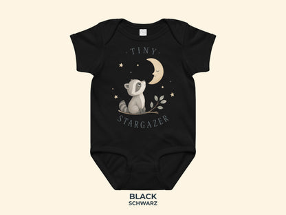 Tiny Stargazer Waschbär Babybody in Schwarz – Produktansicht von Odd Hour Supply.