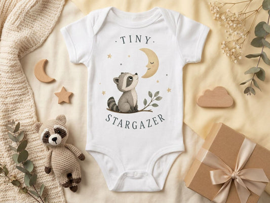 Tiny Stargazer Waschbär Babybody – Produktansicht von Odd Hour Supply.