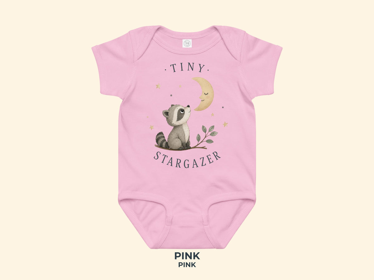 Tiny Stargazer Waschbär Babybody in Pink – Produktansicht von Odd Hour Supply.