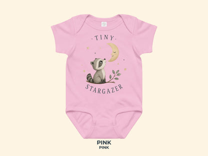 Tiny Stargazer Waschbär Babybody in Pink – Produktansicht von Odd Hour Supply.