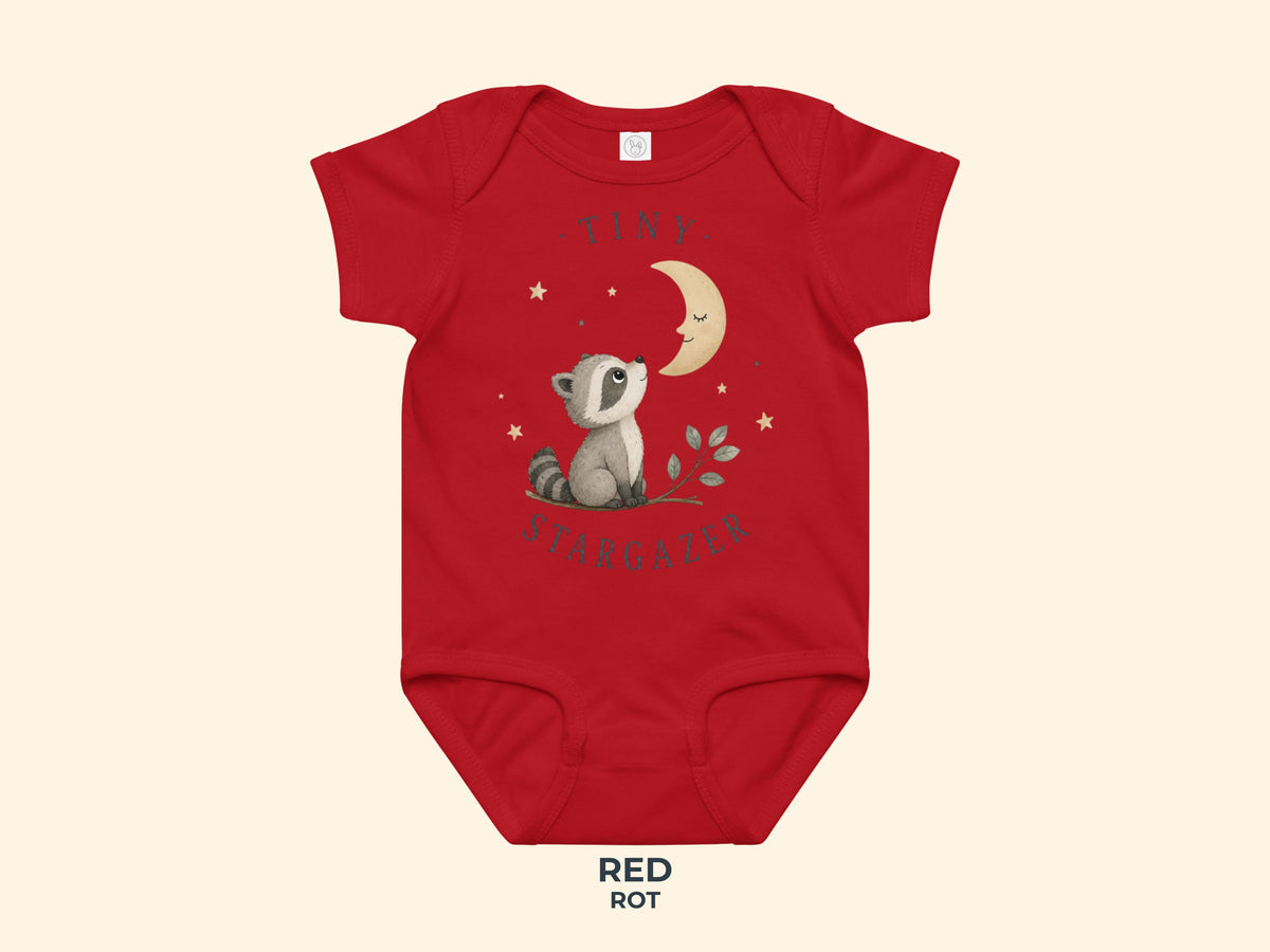 Tiny Stargazer Waschbär Babybody in Rot – Produktansicht von Odd Hour Supply.