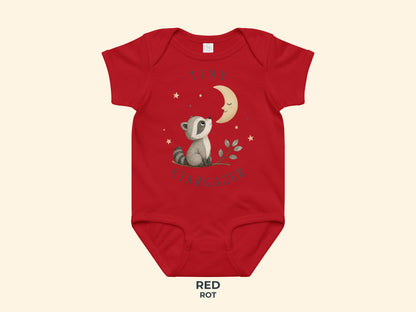 Tiny Stargazer Waschbär Babybody in Rot – Produktansicht von Odd Hour Supply.