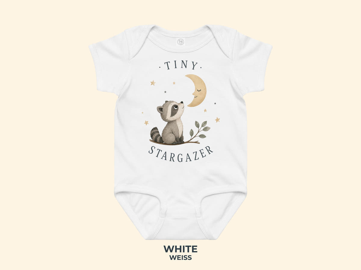 Tiny Stargazer Waschbär Babybody in Weiß – Produktansicht von Odd Hour Supply.