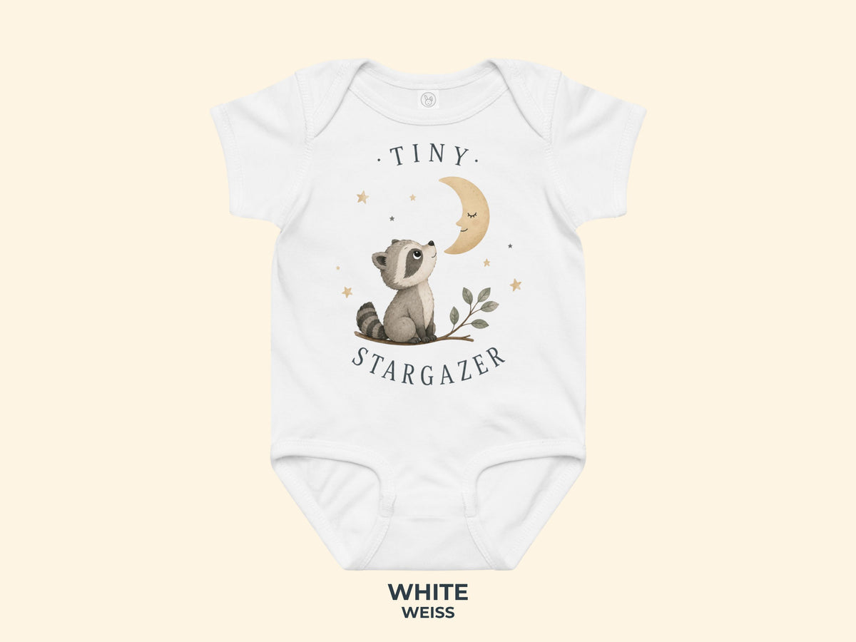 Tiny Stargazer Waschbär Babybody in Weiß – Produktansicht von Odd Hour Supply.