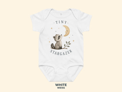 Tiny Stargazer Waschbär Babybody in Weiß – Produktansicht von Odd Hour Supply.