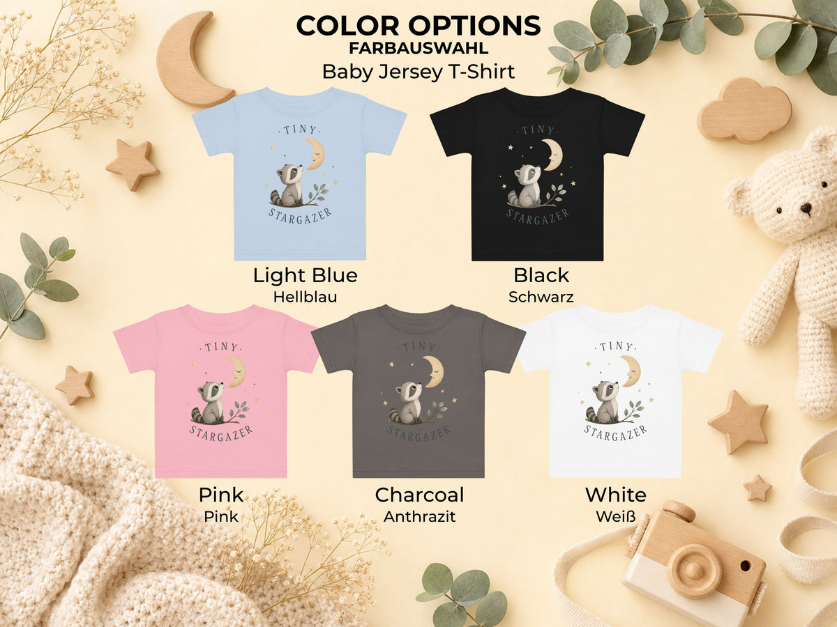 Tiny Stargazer Waschbär Baby T-Shirt – Verfügbare Farbvarianten von Odd Hour Supply.