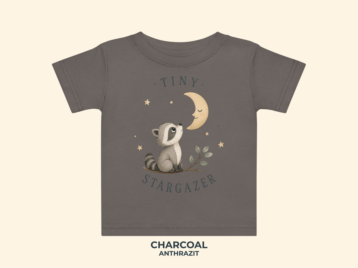 Tiny Stargazer Waschbär Baby T-Shirt in Anthrazit – Produktansicht von Odd Hour Supply.