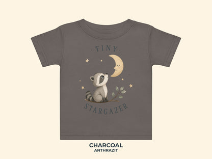 Tiny Stargazer Waschbär Baby T-Shirt in Anthrazit – Produktansicht von Odd Hour Supply.