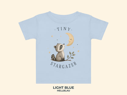 Tiny Stargazer Waschbär Baby T-Shirt in Hellblau – Produktansicht von Odd Hour Supply.