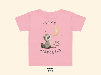 Tiny Stargazer Waschbär Baby T-Shirt in Pink – Produktansicht von Odd Hour Supply.