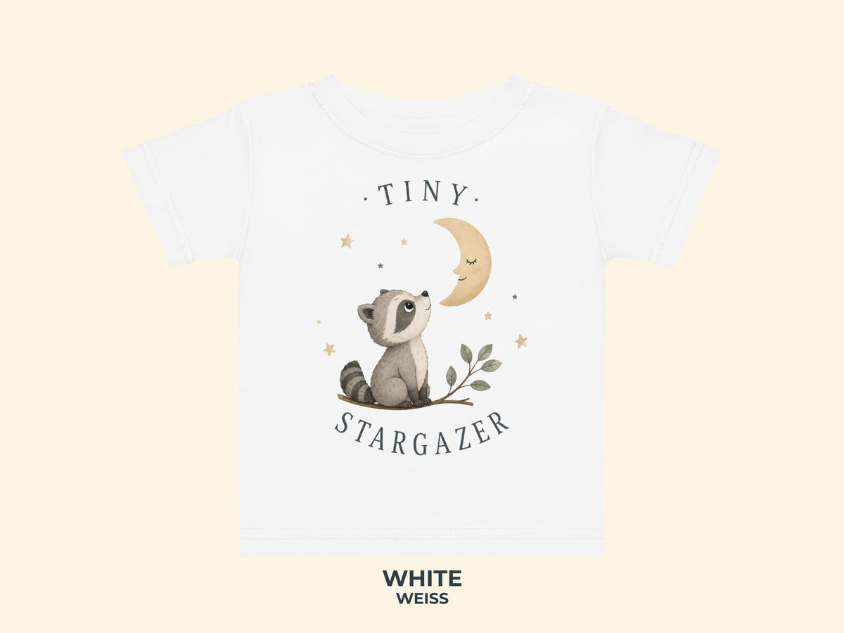 Tiny Stargazer Waschbär Baby T-Shirt in Weiß – Produktansicht von Odd Hour Supply.