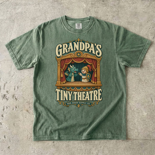 Moss-T-Shirt mit GRANDPA’S TINY THEATRE, hölzernem Puppentheater, roten Vorhängen, Drache und Ritter von Odd Hour Supply Co.