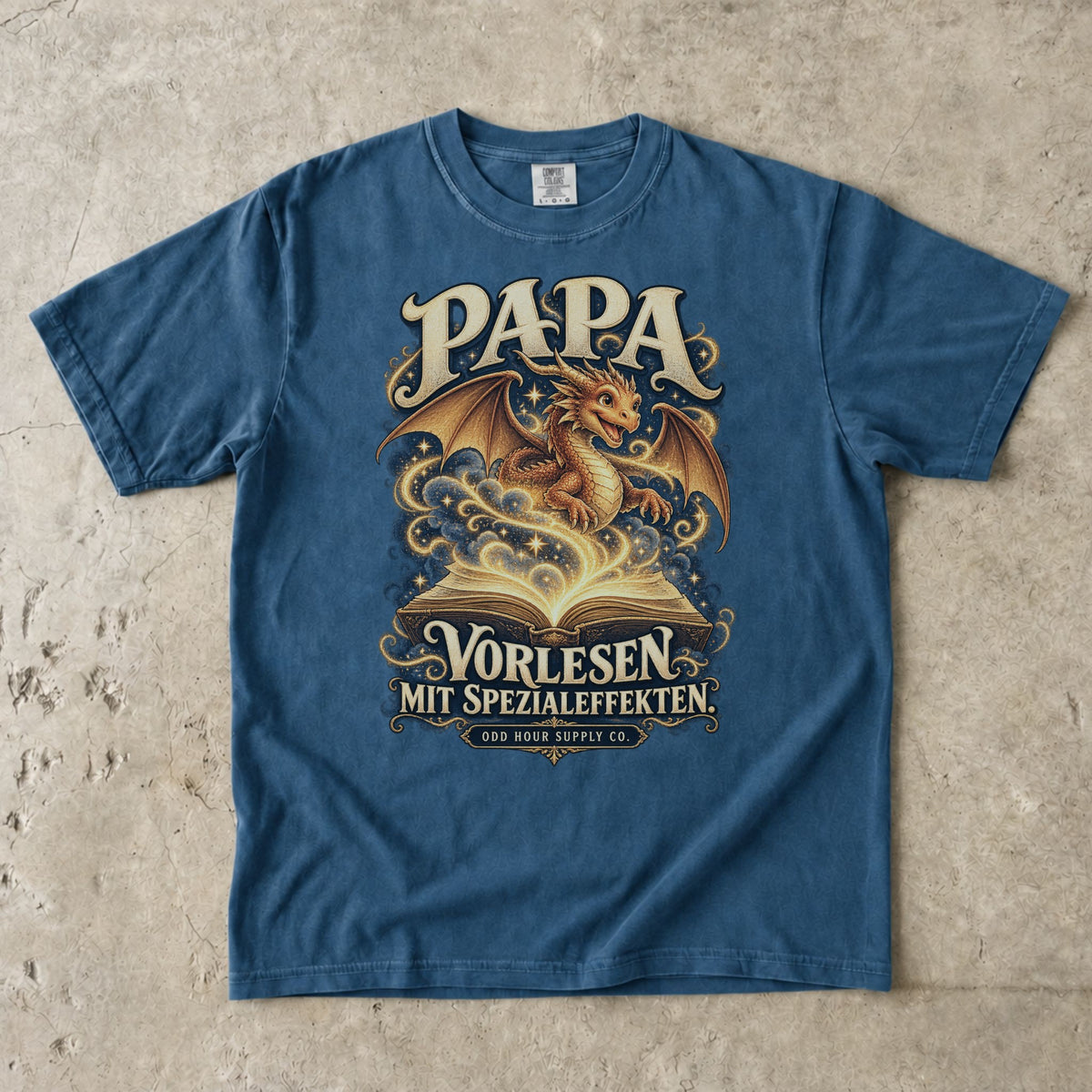 Comfort Colors 1717 T-Shirt in Midnight: Goldener Drache über einem offenen Buch mit Sternen und geschwungenen Linien, dazu PAPA, VORLESEN MIT SPEZIALEFFEKTEN. und ODD HOUR SUPPLY CO.